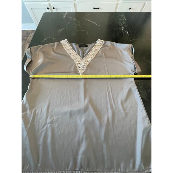 Mirol Gray silky lace detail v-neck top size Large - Picture 7 of 7
